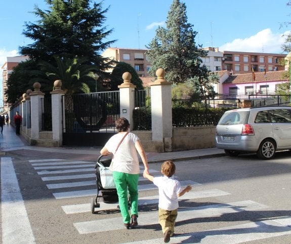 Entrada de la Escuela Infantil 'Nuestra Señora del Carmen' de Calahorra. :: m.f.