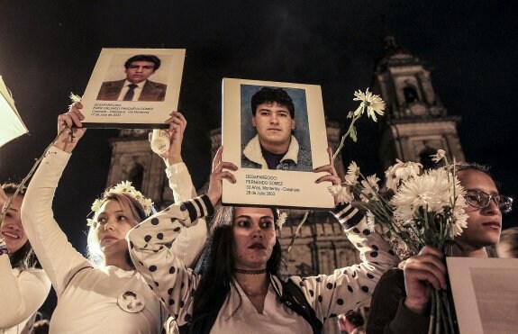 Universitarios portan fotografías de desaparecidos en una de las marchas por la paz que se celebraron el miércoles en varias ciudades. : efe