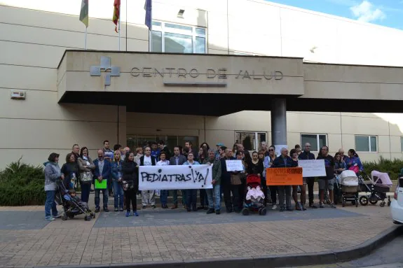 Organizadores, representantes de asociaciones e instituciones y vecinos se sumaron a la protesta. :: p.j.p.