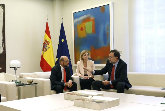 Rajoy recibió ayer en la Moncloa al presidente del Parlamento Europeo, Martin Schulz. :: ballesteros / efe
