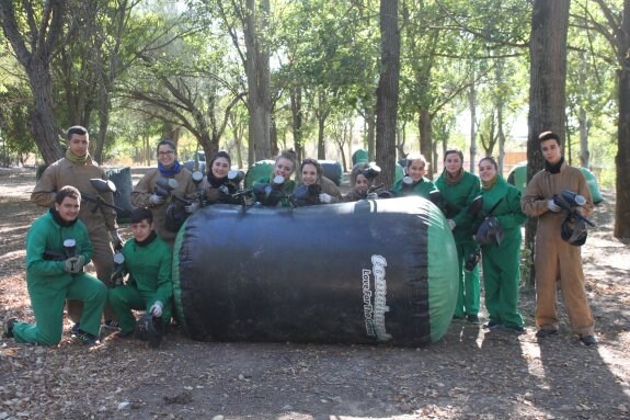 Los jóvenes disfrutaron por equipos de una tarde de juego. :: 