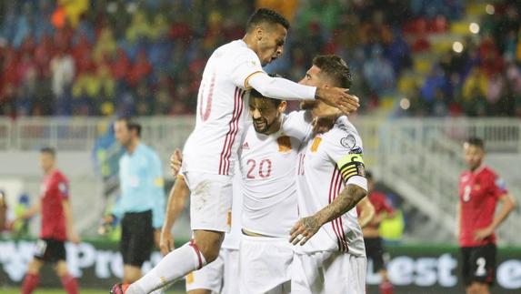 Abrazo entre los jugadores españoles. 