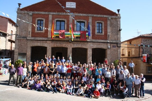 Los vecinos de Berceo se unen en una foto colectiva