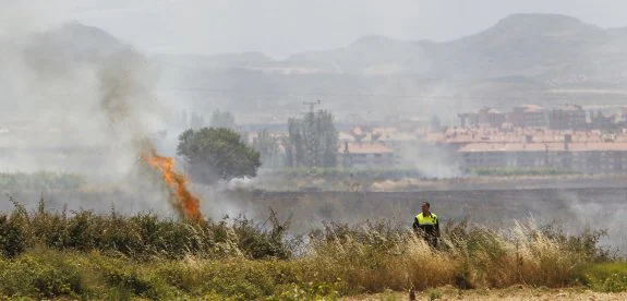 Incendio de un rastrojo en las cercanías de Logroño en una imagen de archivo. :: justo rodríguez