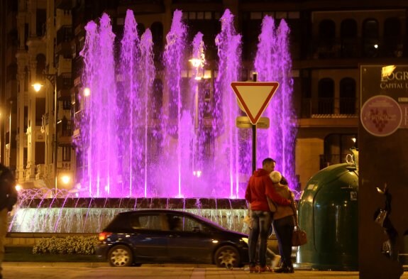 LA FUENTE DE MURRIETA, DE ROSA EN APOYO  DE LAS NIÑAS