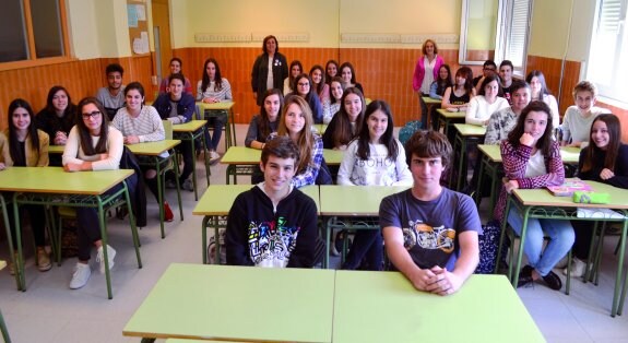 Alumnos del Bachillerato de la Excelencia del IES Valle del Cidacos, junto a dos de sus profesoras. :: 