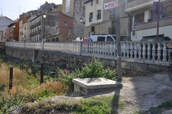 La conducción de aguas fecales está colocada bajo la valla cubierta con losas de piedra. :: c.v.