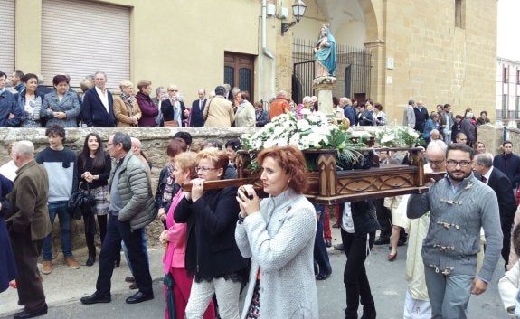 Procesión con la imagen de la Virgen del Pilar. :: 