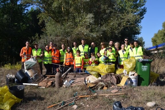 Los voluntarios, con parte de la basura recogida. :: p.j.p.