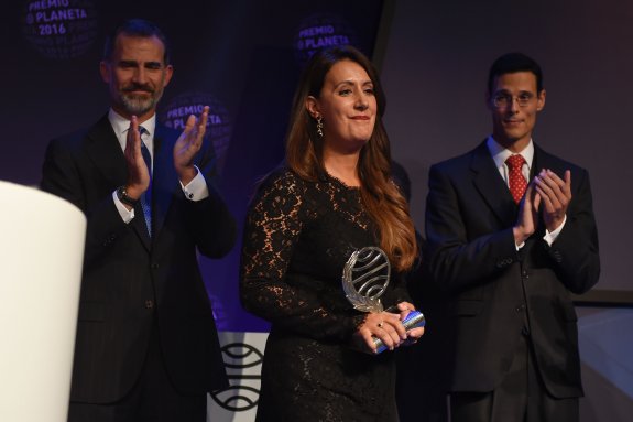 Dolores Redondo, anoche en Barcelona junto al finalista Marcos Chicot y al Rey Felipe VI. :: JOSEP LAGO / AFP PHOTO
