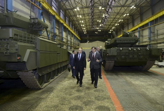 El presidente ruso, Vladímir Putin, visita una factoría de los Urales que fabrica el carro de combate T-14 Armata. :: alexéi nikolskyi / reuters