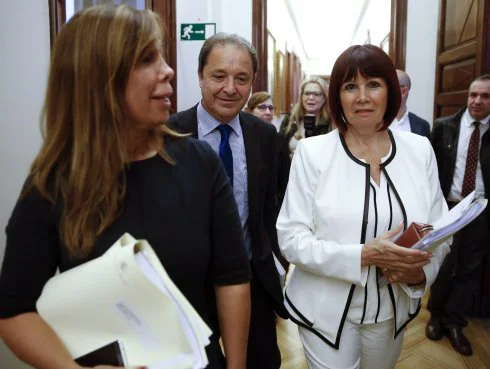 Sánchez Camacho (PP), Gordo (PSOE) y Navarro (PSOE), ayer, antes de la reunión de la Mesa. :: s. b. / efe
