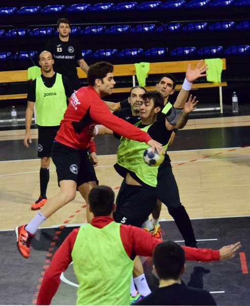 Víctor Vigo intenta penetrar en la defensa ante Garabaya en uno de sus últimos entrenamientos. :: m.h.