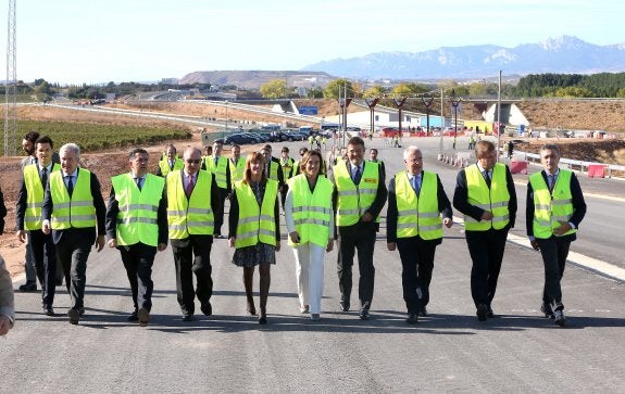 Autoridades recorriendo uno de los ramales que componen el nuevo enlace de Recajo . :: juan marín