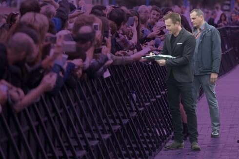 El actor Ewan McGregor firma autógrafos ante la vigilante mirada de Carlos Martínez. :: m. s.
