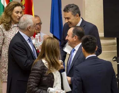 José Ignacio Ceniceros, Pedro Sanz, Conrado Escobar y María Martín charlan en el Parlamento antes de iniciarse el último pleno. :: díaz uriel