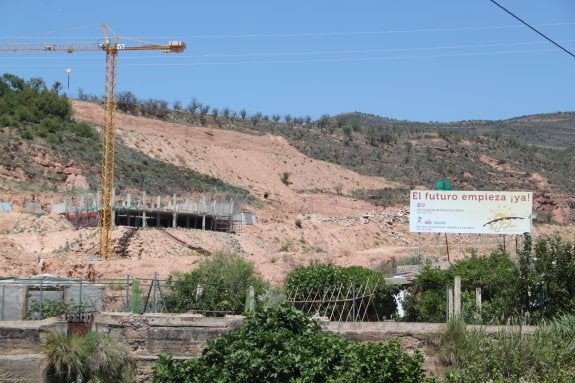 Desmonte de tierras en la fallida urbanización El Sol. :: e.p.