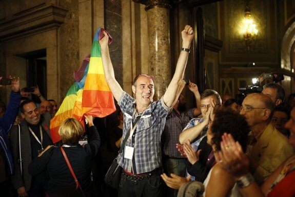 Un grupo de personas celebra en 2014 la Ley de Derechos de LGTB aprobada en el Palament. :: a. G. / efe