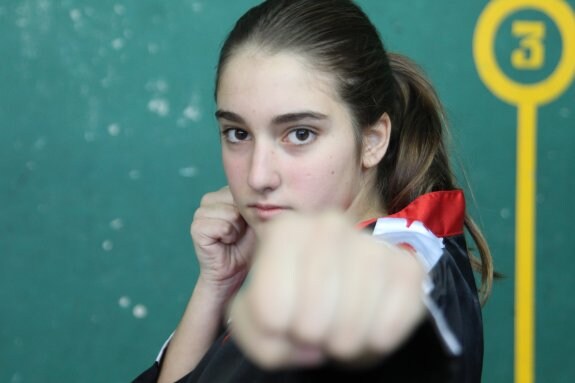 Una escolar, durante una jornada de kickboxing. :: F.díaz
