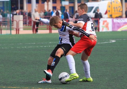 Lucha por un balón. :: F.D.