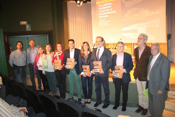 Los autores presentaron el volumen en Arnedo este viernes. :: E.P.