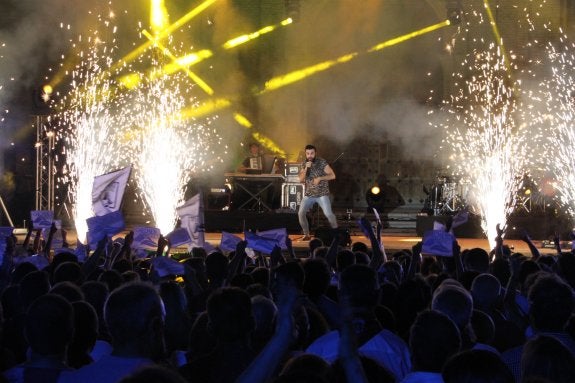 Un momento del concierto que Huecco ofreció el 14 de agosto en la plaza de España de Alfaro. :: e.p.