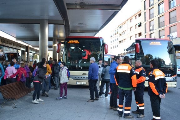 La marcha comenzó con el viaje en autobús a San Millán. :: p.j.p.