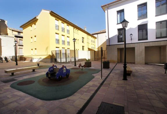 Imagen de la plaza Santa Ana, situada junto a la iglesia de Palacio, en la zona de Herrerías. :: jonathan herreros