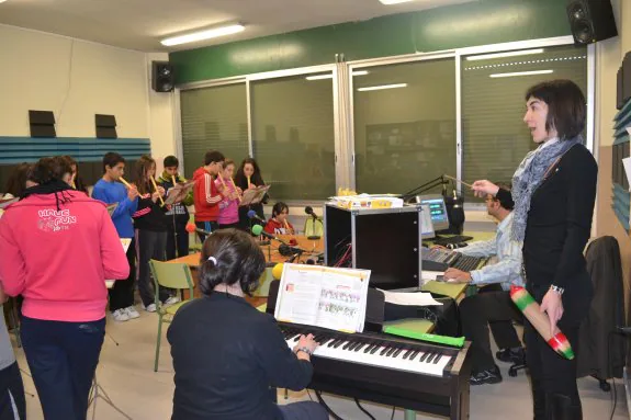 Un grupo de alumnos, en un programa de radio Villegas. :: 