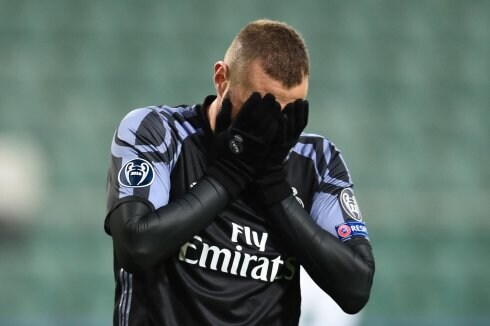 Karim Benzema lamenta una ocasión desperdiciada en Varsovia. :: afp