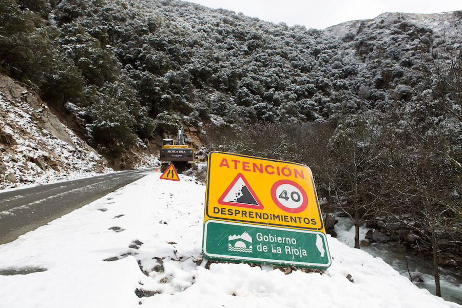 La carretera que une las Viniegras resulta problemática durante el inivierno. 