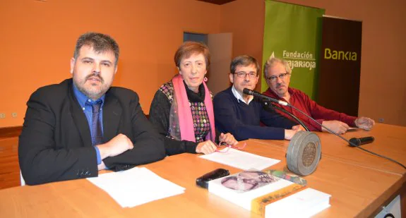 Sergio Cañas, Rosa González, Bernardo Sánchez y Jesús Rocandio, ayer, antes de la proyección de la película. ::