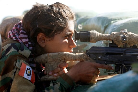 Una miliciana kurdo-iraní atrincherada en Bashiqa. :: A. J. / reuters