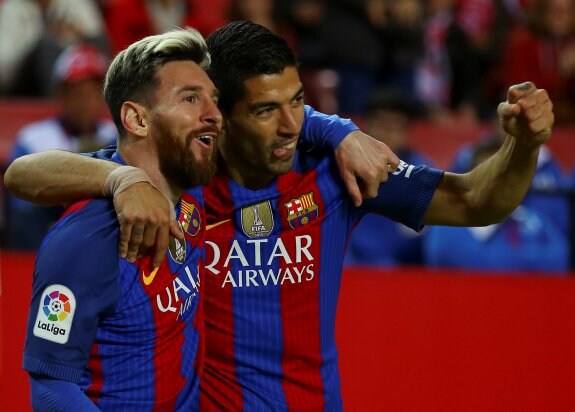 Leo Messi se abraza a Luis Suárez tras el gol del uruguayo. :: reuters