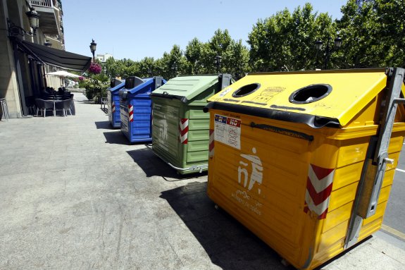 Contenedores para el reciclaje de envases y papel y cartón en una calle de Logroño. :: J. R.