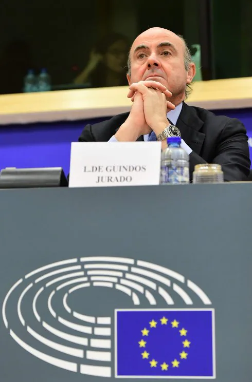 El ministro de Economía, Luis de Guindos, ayer en el Parlamento Europeo. :: EMMANUEL DUNAND / afp