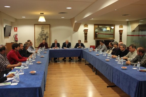 Ariauto reunió ayer a los representantes del sector de automoción de Alfaro. :: 