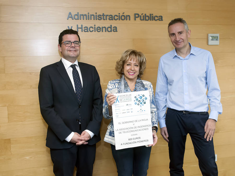Aurora Pérez posa con el cheque otorgado por la Asociación de Ingenieros de Telecomunicaciones. 
