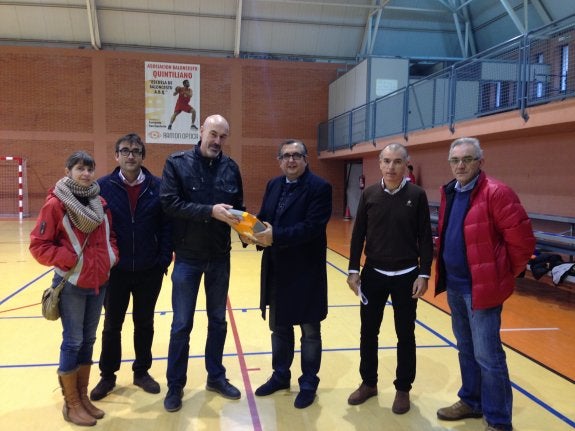 Javier Jiménez, junto al alcalde y a varios concejales de la ciudad en la entrega del desfibrilador para el pabellón Quintiliano. :: ayto. calahorra