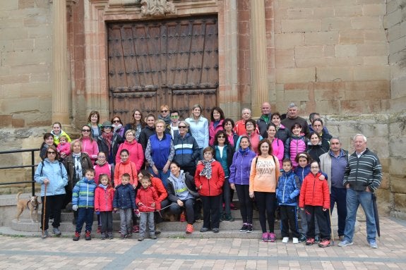 Paseantes que se animaron a recorrer el trayecto hasta el despoblado de Negriales. 