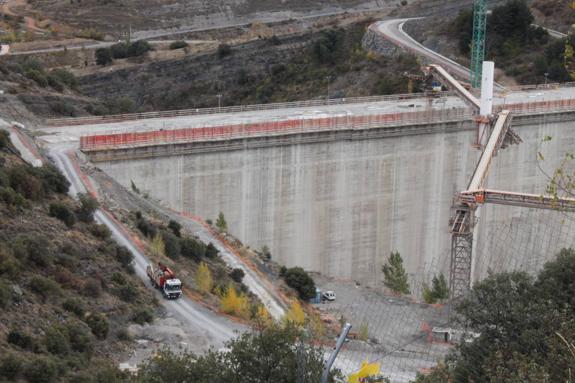 El último camión abandonaba este viernes la pared de la presa de Enciso. :: E.P.