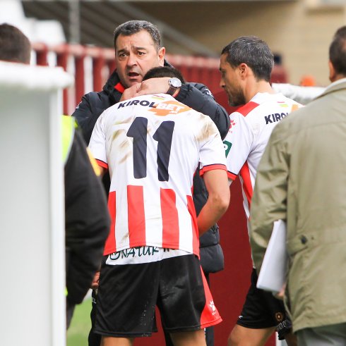 Despedida. Carlos Pouso trata de  consolar a Reguilón tras su último  partido, ante el Mensajero. :: FERNANDO DÍAZ