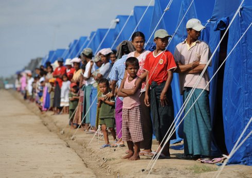 Decenas de desplazados en Myanmar por el efecto del ciclón 'Nargis'. :: Stan Honda / reuters