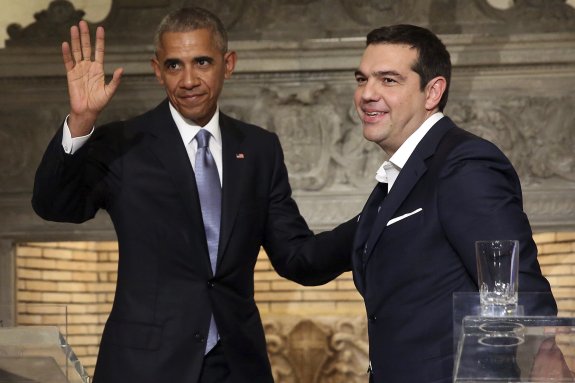 Obama, junto a Tsipras, ofrecieron una rueda de prensa conjunta en la Mansión Maximos de Atenas. :: Orestis Panagiotou / efe