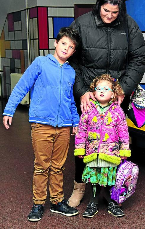 Raquel Ascorbe Planchuelo, junto a su hermano Víctor y su madre Raquel, a la salida del cole. 