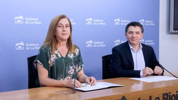 Begoña Martínez Arregui junto a Carlos Cuevas. 