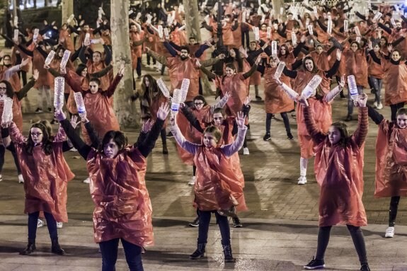 Los jóvenes, durante su puesta en escena en El Espolón logroñés. :: justo rodríguez