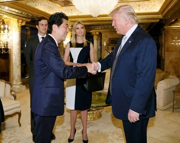 Trump y el primer ministro japonés se saludan ante la mirada de Ivanka Trump y su marido. :: afp