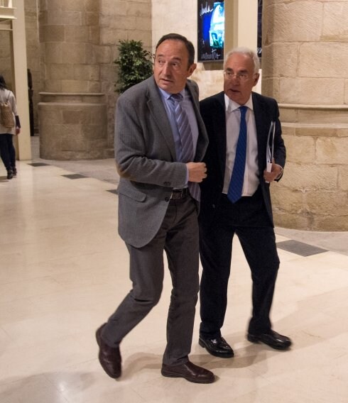 Pedro Sanz y José Ignacio Ceniceros, en los pasillos del Parlamento de La Rioja. 