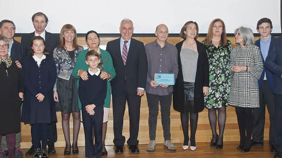 Roberto González Lastra, en la foto de familia de la entrega del premio. 